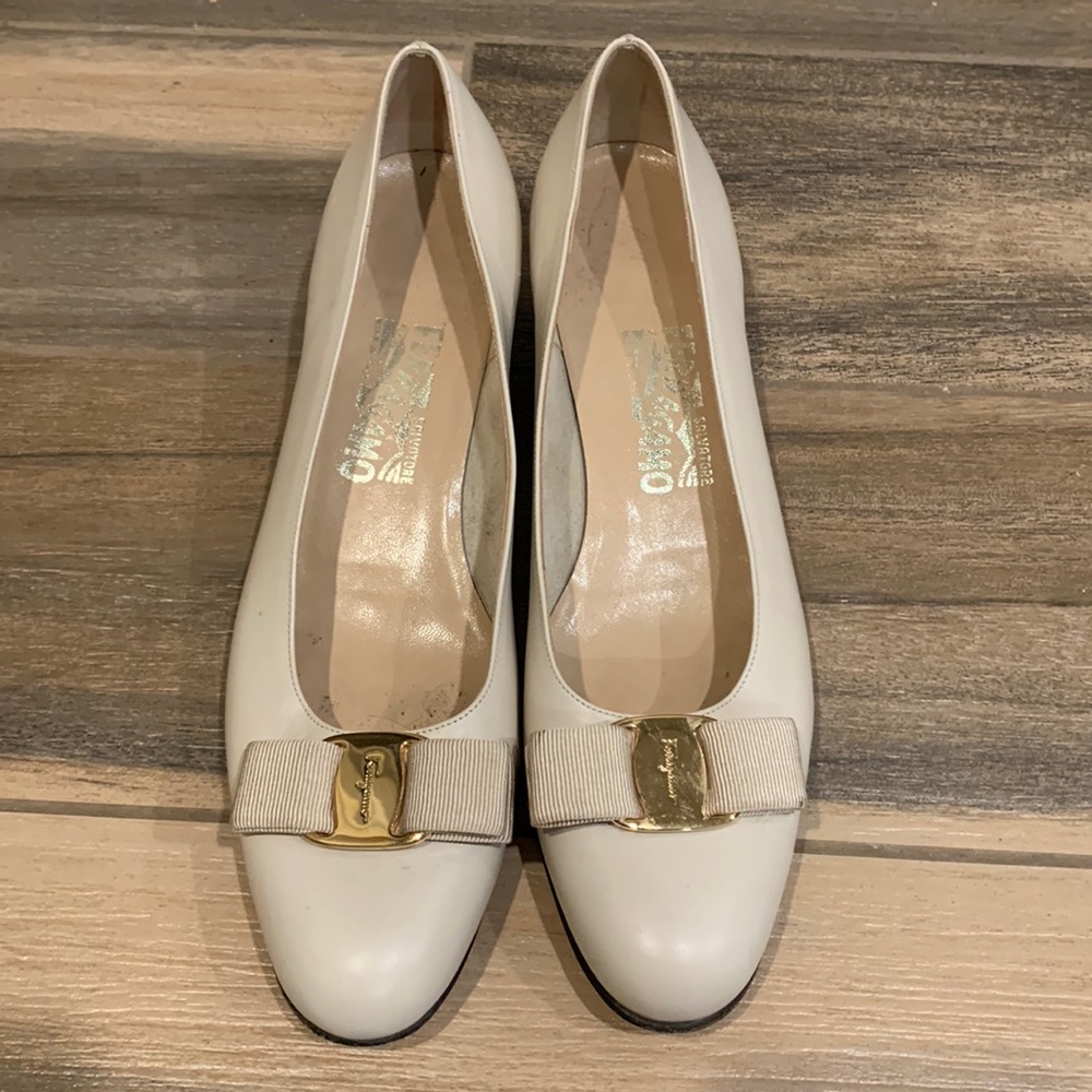 Ferragamo classic vara bow; size 8 1/2 AAA; hard to find narrow widths